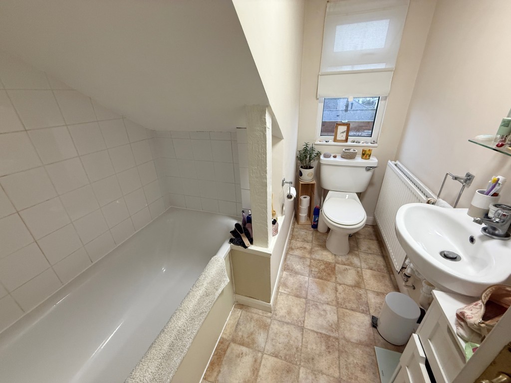 Lot: 61 - BLOCK OF FIVE FLATS FOR INVESTMENT IN TOWN CENTRE - Flat 5 bathroom with WC